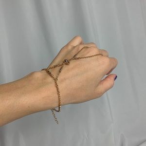 RARE KENDRA SCOTT HAND BRACELET IN GOLD